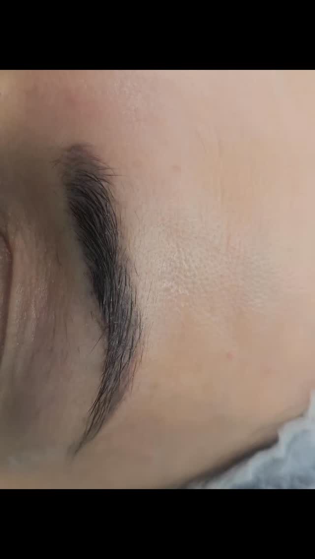 Tratamiento de microblading de cejas pelo a pelo en clínica de Málaga